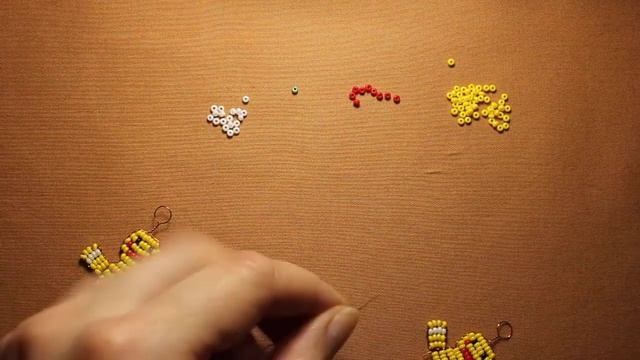 Самоучитель по бисероплетению. Часть третья (брелочки). Изделие "Пряничный человечек" смотреть онлайн