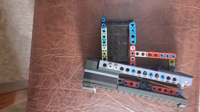 маленький пистолет из лего с магазином+механизм (стреляющий) смотреть онлайн