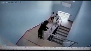 мальчик упал с третего этажа но в РАЗНЫХ ВЕРСИЯХ