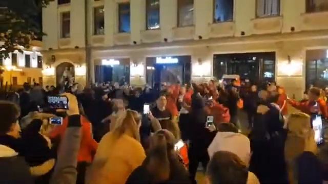 Толпа поёт песню Знаешь ли ты