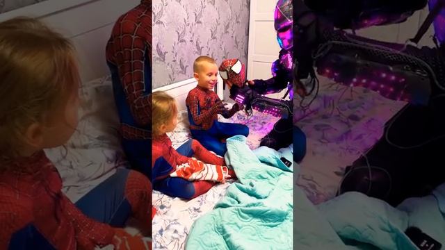 Человек паук клонировал себя, чтобы не спать смотреть онлайн