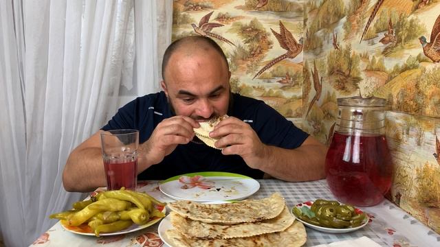 Очень Вкусный Мукбанг Покушаем Янтык / Янтык Тоже Самое что и Чебурек смотреть онлайн