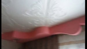 Ровные стены из ДСП от старых шифоньеров.