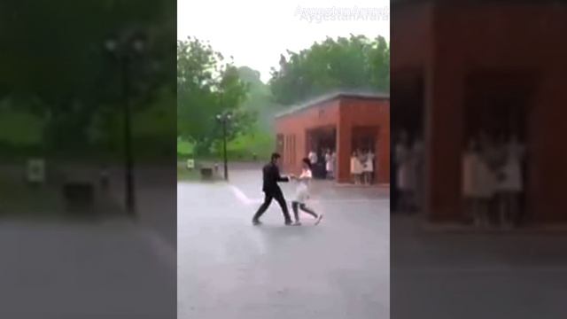 Выпускной танец под дождем Степанакерт 25.05.23г. смотреть онлайн