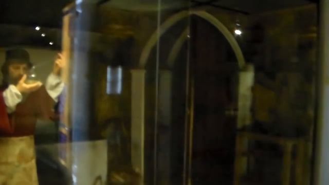 Чучело молодого Антоныча, делающего йодную пробу. Москва, музей Дарвина