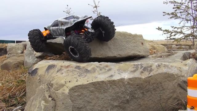 RC ADVENTURES - HUGE Backyard Rock Course - Tips & Tricks Challenge - Axial XR10 - PT2 смотреть онлайн
