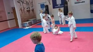 Учимся делать заднюю подножку, дети 3-4 года