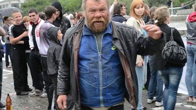 Бомж на дне молодежи. смотреть онлайн