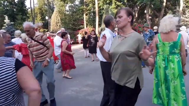 МНЕ ЦЫГАНКА ВОРОЖИЛА! ТАНЦЫ В ПАРКЕ ГОРЬКОГО ХАРЬКОВ СЧАСТЛИВЫЕ ДНИ смотреть онлайн