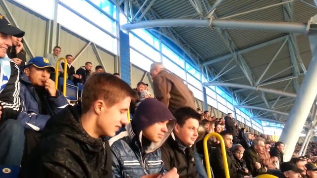 Запасной игрок начал разминаться прямо на трибуне!