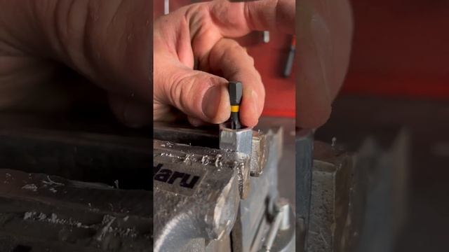 Удаляем обломанную шпильку с помощью биты смотреть онлайн