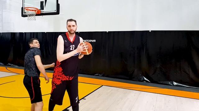 Как правильно и удобно получить мяч с позиции центрового? смотреть онлайн