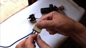 Как вынуть провод из разъема проводки авто. Простой способ