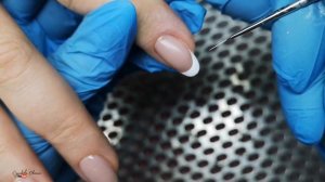 Гелевое укрепление без опила. Рисованный белый френч на овальных ногтях. Зимний дизайн снежинки