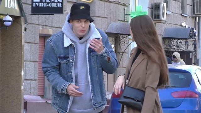 СПАС ЖИЗНЬ ОТ ПАДЕНИЯ ТЕЛЕВИЗОРА. ПСЕВДО СУПЕРГЕРОЙ 2. ПРАНК / ПИКАП смотреть онлайн