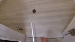 УСТАНОВКА Т-ОБРАЗНОГО ПОРОЖКА НА КАУЧУКОВЫЙ КЛЕЙ. СТЫКУЕМ ЛАМИНАТ И ПЛИТКУ.