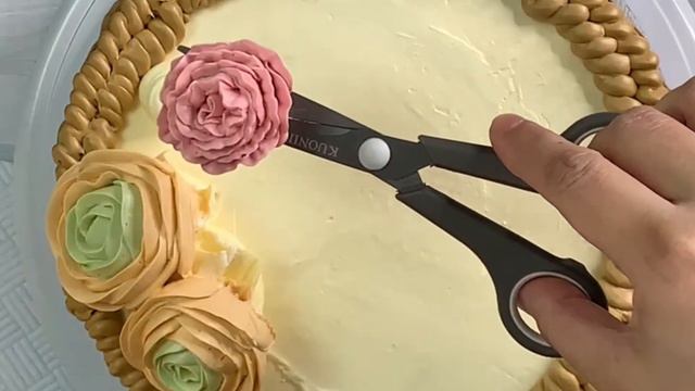 Valentine's Day Cake with Our Queen of Hearts! смотреть онлайн