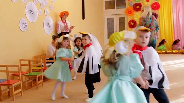 Таночок "ДОБРИЙ ЖУК" (середня група) смотреть онлайн
