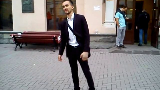 На Арбате читают стихи Сергея Есенина. " Быть поэтом" смотреть онлайн