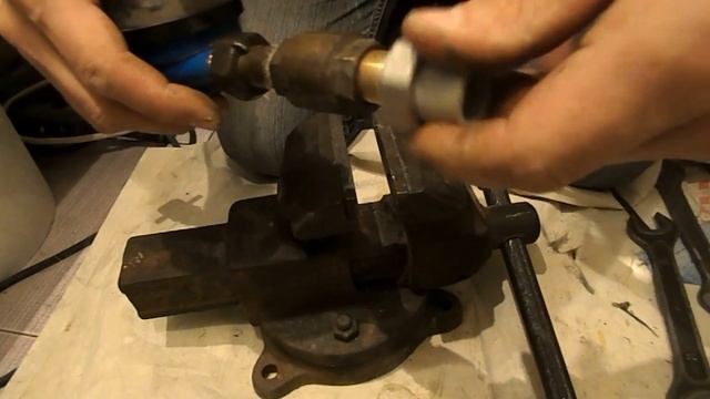 Как паковать резьбу льном новичку. Уплотнение резьбы льном и пастой. Ремонт в квартире. смотреть онлайн