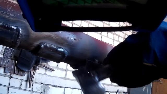 Сварка заплатки на трубу в потолочном положении.mp4 смотреть онлайн