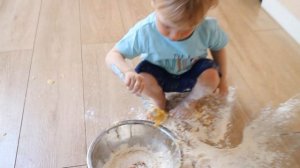 Милана и Алекс готовят маме блины. Получилось веселое видео.