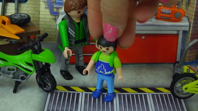 Mom Home - Playmobil Holiday Christmas Advent Calendar - Toy Surprise Blind Bags Day 22 смотреть онлайн