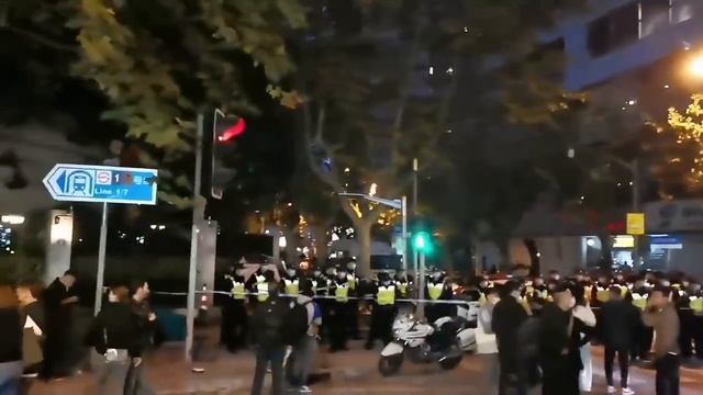 В Шанхае местные жители вышли на демонстрацию против жестких антиковидных ограничений смотреть онлайн