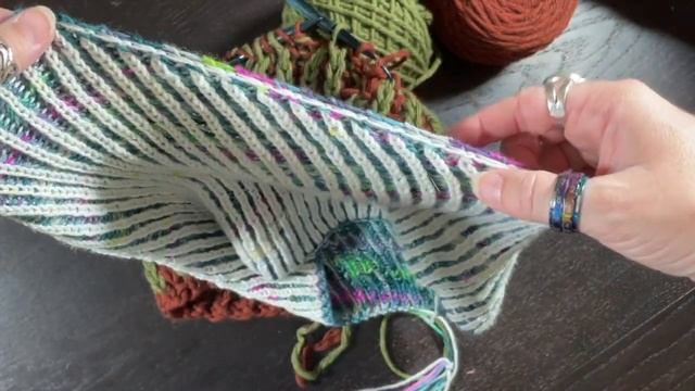 Brioche Knit-a-Long, video 5: Brioche Bandana Cowl working flat, brLsl decrease, start of RS row смотреть онлайн