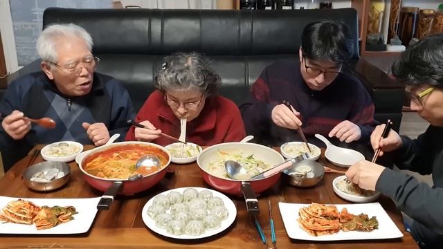 추운 날씨엔 뜨끈한 바지락 칼국수, 장 칼국수 먹방 (감자만두, 배추김치) Noodle Soup Mukbang / Korean Food Recipes