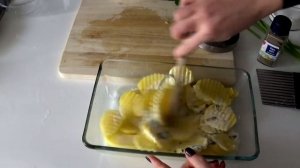 ЗАПЕЧЕННЫЙ ЛОСОСЬ С КАРТОФЕЛЕМ ПОД СЛИВОЧНО-ЧЕСНОЧНЫМ СОУСОМ