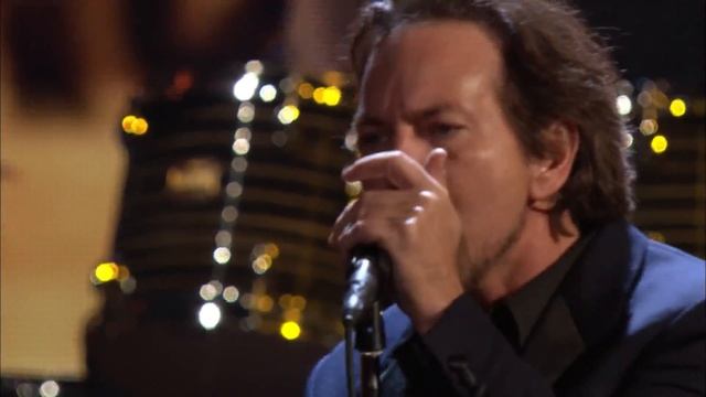 Pearl Jam - Given To Fly Rock and Roll Hall of Fame (Dedicated to Michael J. Fox) смотреть онлайн