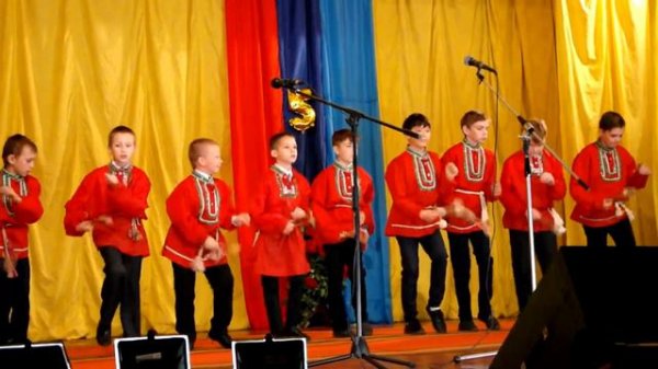 Песня-"Выйду на улицу"исп.анс.ложкарей