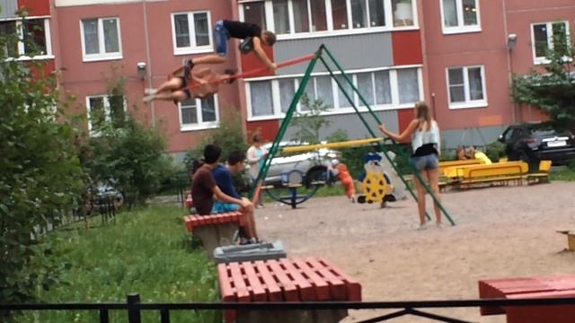 Подростки шумно качаются на качелях в Колпино смотреть онлайн