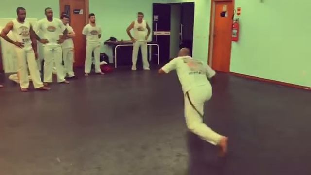 Um treino usando três esquivas básicas. ABADÁ-CAPOEIRA #capoeira #tijuca #academiadelfim #capoeiras смотреть онлайн
