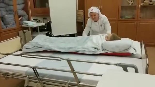 Перемещение пациента с каталки на кровать при помощи слайдера смотреть онлайн