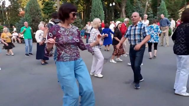 ЦЕЛУЙ, ЦЕЛУЙ, ЦЕЛУЙ МЕНЯ ВЕЗДЕ!??/ЗАЖИГАТЕЛЬНЫЕ ТАНЦЫ В ПАРКЕ ГОРЬКОГО ХАРЬКОВ СЕНТЯБРЬ 2021 смотреть онлайн