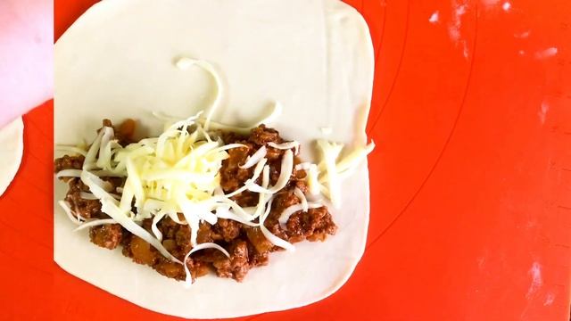 Берем лаваш или обычное пельменное тесто.Мясные пирожки за минутки. смотреть онлайн