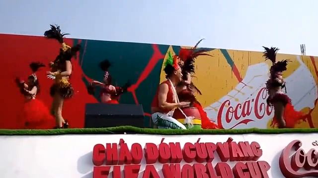 Cúp FIFA đến Hà Nội Samba dancing FIFA World Cup™ Trophy Tour by Coca Cola in Vietnam смотреть онлайн