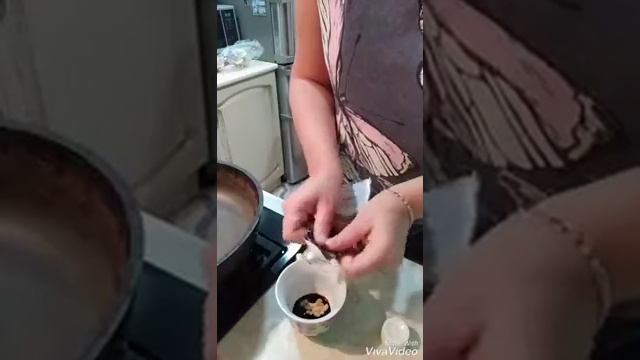 Чистим рыбу салфеткой для посуды. смотреть онлайн