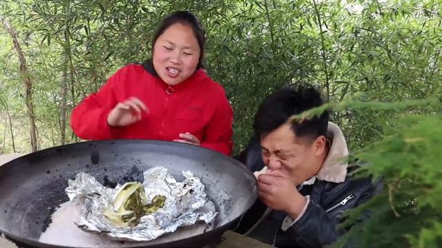 10斤粗盐1只鸡，胖妹做正宗“盐焗鸡”，俩人上手撕着吃，真过瘾！【陈说美食】 смотреть онлайн