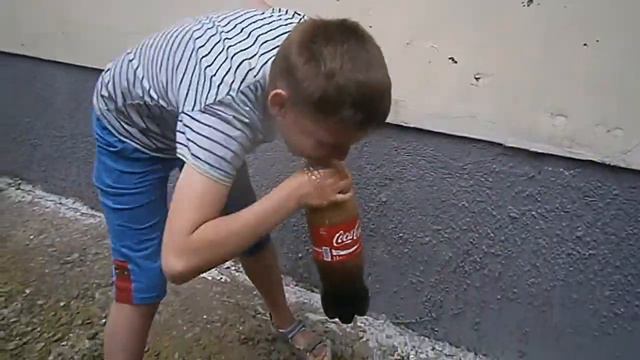 Копия видео "#Челенж с Coca Cola#|Что будет если смешать Колу и жвачки Orbit|" смотреть онлайн