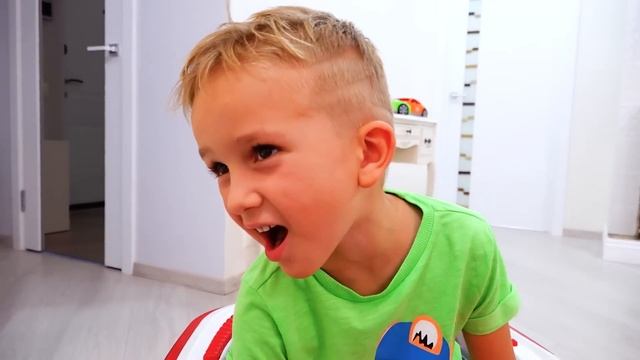 Sihirli küçük sürücü oyuncak arabalara biniyor ve onları dönüştürüyor. смотреть онлайн