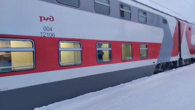 Электровоз ЭП1-048 с пассажирским поездом №012Ч Санкт-Петербург - Мурманск прибывает и отправляется смотреть онлайн