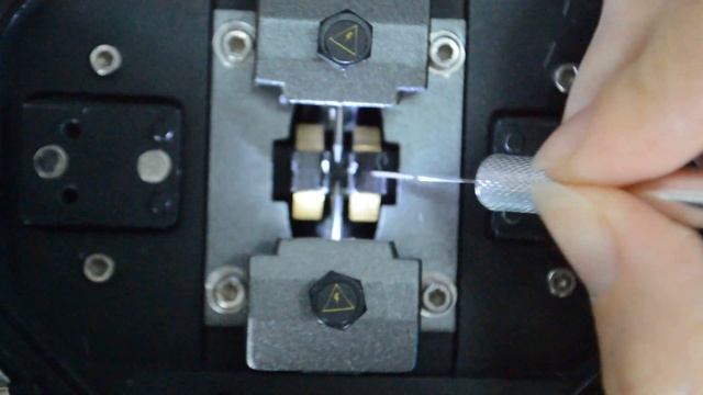 How to Clean the V groove in a fusion splicer смотреть онлайн