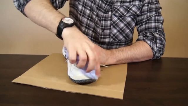 Как очистить обувь и вернуть белоснежный цвет зубной пастой - ЛАЙФХАК.mp4 смотреть онлайн