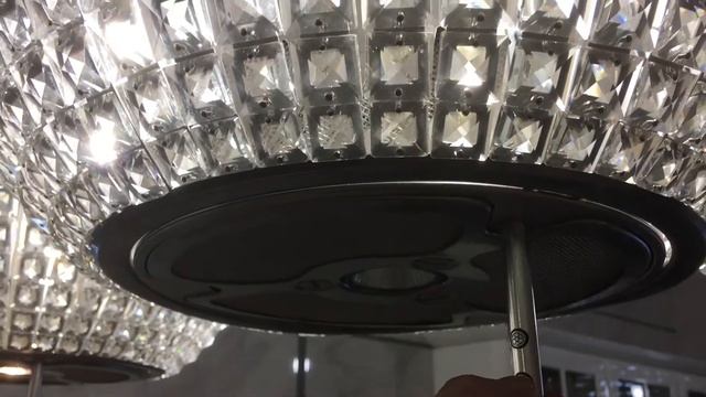 Необычная люстра-воздухоочиститель в натяжном потолке на кухне над плитой в частном доме Тольятти. смотреть онлайн