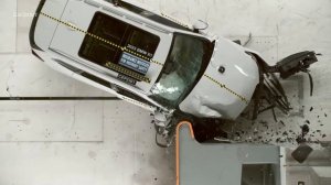 2023 BMW X1 crash test (IIHS)