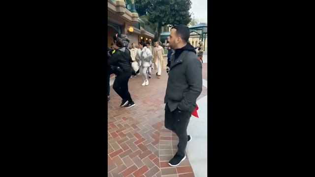 Georgina Rodriguez was spotted walking around Disney land Paris❤️🇫🇷 With her kids and friends❤️! смотреть онлайн