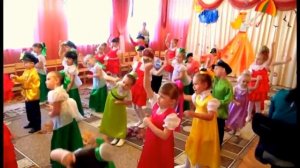 Танец в детском саду «Осень, осень, 1-2-3» с листочками (общий)